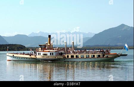 (Dpa) - Di fronte a un panorama delle Alpi Tirolesi il battello a vapore "Ludwig Fessler' manzi attraverso il lago di Chiemsee nei pressi di Chieming, Germania, 22 luglio 2003. Il battello a vapore è la più antica nave sul "mare bavarese". Foto Stock