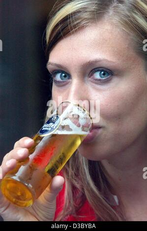 (Dpa) - Brigita drink da un bicchiere di Gaffel Koelsch, una marca di birra da Colonia a Colonia, in Germania, 22 luglio 2003. "Koelsch' denomina che la birra è proveniente da Colonia (Koeln in tedesco). Le regole riguardanti la preparazione della birra membro che solo può essere prodotta entro 20 miglia di raggio di Foto Stock