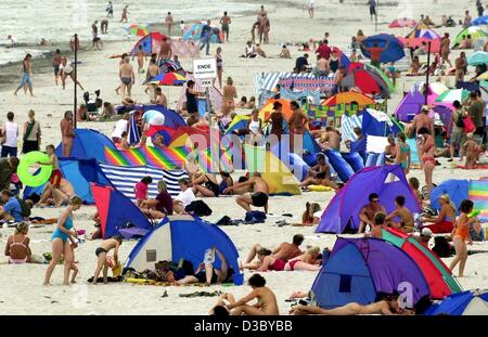 (Dpa) - vacanzieri godere il sole sulla spiaggia di prora, sull'isola Ruegen nel Mar Baltico, Germania, 22 luglio 2003. Foto Stock