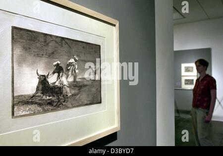 (Dpa) - una donna guarda a un attacco di Francisco de Goya corrida serie 'La Tauromaquia' mostrato alla Tauromaquia (l'arte di bull lotta) mostra nella Kunsthalle (arts hall) di Amburgo, 10 luglio 2003. Goya (1746-1828) la corrida serie comprendeva originariamente di trenta tre incisioni eseguite Foto Stock