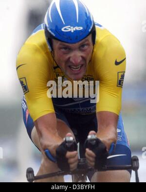 (Dpa) - Noi Postal-Berry pavimento è Lance Armstrong da noi poteri attraverso la pioggia battente durante il cronometro individuale del XIX tappa del 2003 Tour de France corsa di ciclismo da Pornic a Nantes, Francia, 26 luglio 2003. Armstrong cadenzato il terzo miglior tempo. Foto Stock