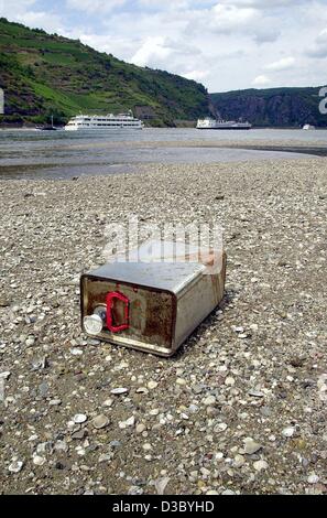 (Dpa) - un arrugginito barattolo di olio risiede su un sandbank in quasi essiccato fuori il letto del fiume del fiume Reno, vicino a Sankt Goarshausen, Germania, 24 luglio 2003. A causa del clima secco negli ultimi mesi i livelli di acqua è affondata nella maggior parte dei fiumi tedesco, portando la spedizione di merci nella maggior parte dei fiumi ad un arresto. Il fiume Foto Stock