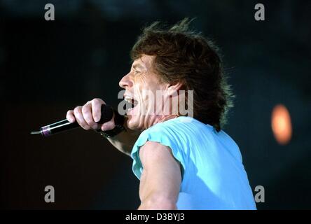 (Dpa) - Rolling Stones frontman Mick Jagger esegue sul palco come il veterano rockers continuare la Germania gamba del loro attuale Licks World Tour ad Amburgo, 24 luglio 2003, solo due giorni prima di Jagger al sessantesimo compleanno. La band è stata divertente il mondo con le loro canzoni per quaranta anni. Foto Stock