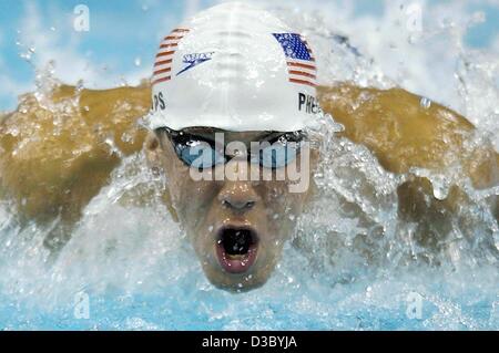 (Dpa) - USA Michael Phelps nuota durante i preliminari agli uomini della 100 m butterfly a i Campionati del Mondo di Nuoto di Barcellona, 25 luglio 2003. Il 18-anno-vecchio qualificato per la semi finale che si tiene oggi, 25 luglio. Foto Stock