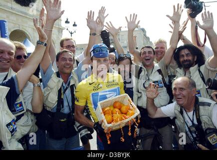 (Dpa) - Noi Postal-Berry pavimento è Lance Armstrong da noi detiene un cestello con le arance dopo aver ricevuto il "Prix d'arancia', come egli si pone con fotografi prima del xviii tappa del 2003 Tour de France corsa in bicicletta a Bordeaux, 25 luglio 2003. Il Prix d'arancio è conferito da fotografi cov Foto Stock