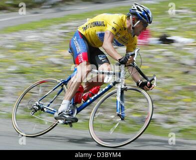 (Dpa) - Noi Postal-Berry pavimento è Lance Armstrong da noi le gare in discesa nel corso della sedicesima tappa del 2003 Tour de France corsa di ciclismo da Pau a Bayonne, Francia, 23 luglio 2003. Armstrong è venuto in con il pack ma ha mantenuto il vantaggio in classifica. Foto Stock