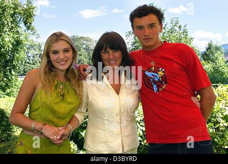 (Dpa) - Ariana Savalas, figlia del leggendario attore Telly Savalas a.k.a. "Kojak', pone con sua madre Julie (38) e suo fratello cristiano (18) a Velden sul lago Woerthersee, Austria, 18 luglio 2003. Savalas' più giovane figlia, ora 16, vuole iniziare la sua carriera musicale come cantante sul lago Woerther Foto Stock