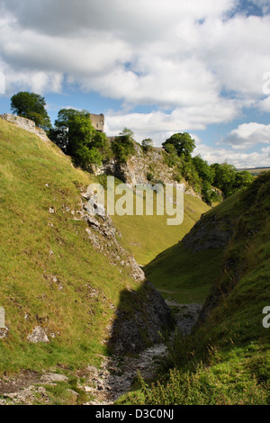 : Peveril Castle e grotta dale gorge sopra Peak Cavern in Castleton Foto Stock
