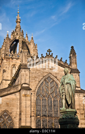 La facciata ovest di St Giles' Cathdral, Edimburgo. La statua è di Walter Francesco Montagu Douglas Scott, quinto Duca di Buccleugh, Foto Stock