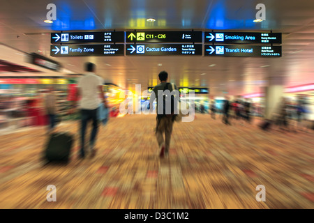 Persone corsa in aeroporto, motion blur effetto Foto Stock