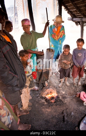 Madagascar Ranomafana, la lavorazione del ferro villaggio, donna, soffietto di pompaggio per mantenere forge hot Foto Stock