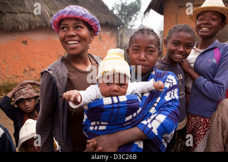 Madagascar Ranomafana, la lavorazione del ferro villaggio, un gruppo di giovani donne con bambino Foto Stock