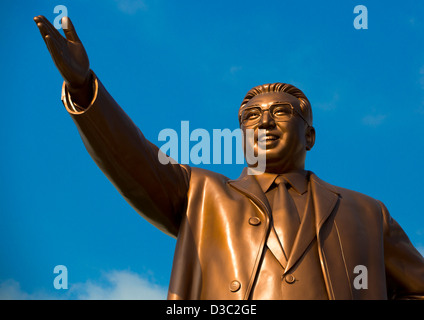 Kim Jong Il statua In Grand monumento di Mansu Hill, Pyongyang, Corea del Nord Foto Stock