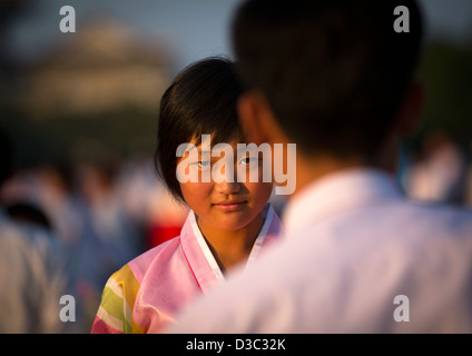 Corea del Nord gli studenti facendo il ballo liscio il 9 settembre, Pyongyang, Corea del Nord Foto Stock