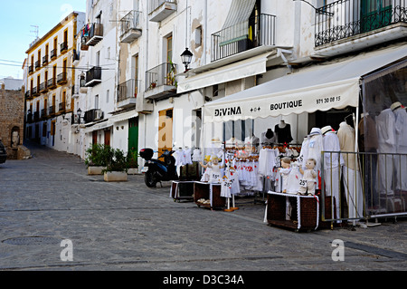 Negozi di Dalt Vila quartiere. La città di Ibiza, Isole Baleari, Spagna Foto Stock