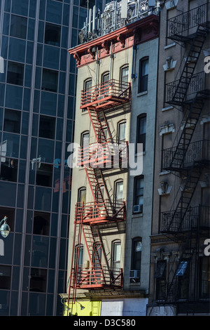 Blocco di appartamenti con la classica scala esterna New York City USA Foto Stock