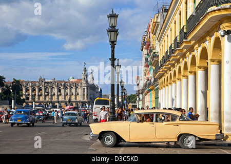 Vecchia degli anni cinquanta vintage auto americane / Yank serbatoio sul Prado avenue / Paseo del Prado a l'Avana, Cuba, Caraibi Foto Stock