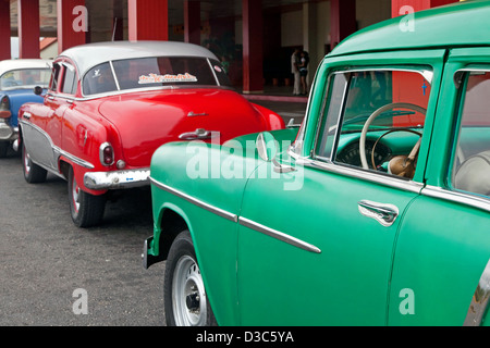 Vecchia degli anni cinquanta vintage auto americane / Yank serbatoio utilizzato come taxi in attesa di fronte all'aeroporto di Varadero, Matanzas, Cuba, Caraibi Foto Stock