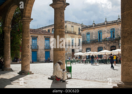 Turisti in Plaza de la Catedral / Piazza della Cattedrale a l'Avana vecchia / La Habana Vieja, Cuba, Caraibi Foto Stock