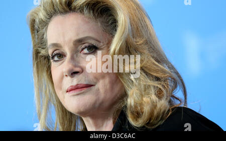 L'attrice francese Catherine Deneuve assiste il photocall di "sul mio modo' ('Elle s'en Va') durante la 63a edizione annuale Festival Internazionale del Cinema di Berlino, Berlino, Germania, 15 febbraio 2013. Il film è presentato in concorso alla Berlinale. Foto: Kay Nietfeld/dpa Foto Stock