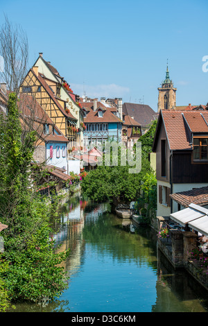 Canal nel vecchio centro medievale di Colmar, Framce Foto Stock