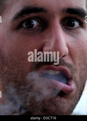 Uomo di fumare narghilè tubo in Dahab, Egitto. Foto Stock