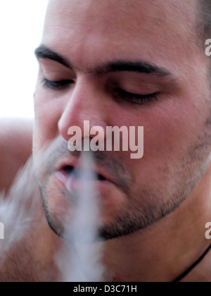 Uomo di fumare narghilè tubo in Dahab, Egitto. Foto Stock