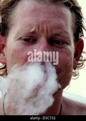 Uomo di fumare narghilè tubo in Dahab, Egitto. Foto Stock