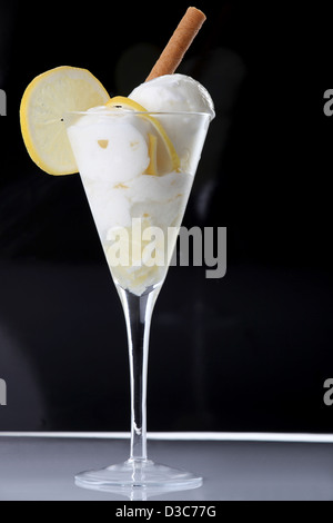 Sorbetto di limone nel bicchiere da cocktail Foto Stock