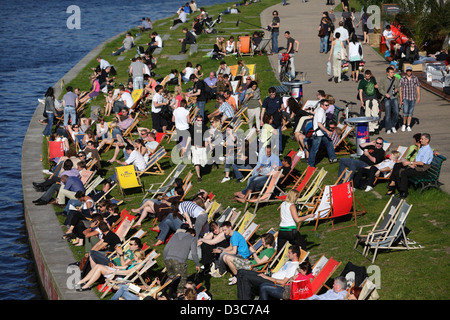 Berlino, Germania, turisti in spiaggia Spiaggia di capitale sul fiume Spree Foto Stock