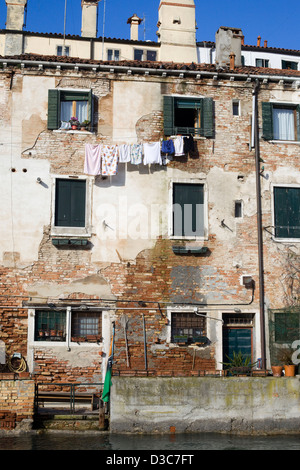 Vista lungo il Canal Grande della città di affondamento Venezia Italia Foto Stock