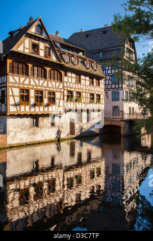 Edifici lungo il canale del fiume Lil a Strasburgo, Alsace Francia Foto Stock