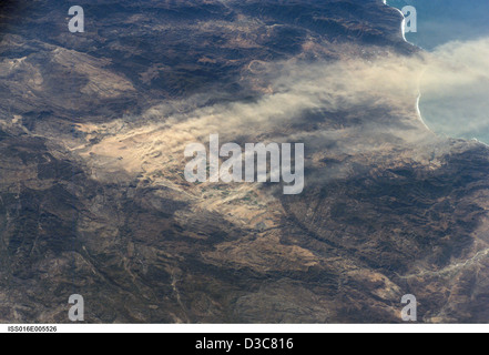 L'immagine ISS mostra i pennacchi di polvere sopra Baja California, Messico, che indicano i disturbi atmosferici e gli effetti sulla qualità dell'aria. L'osservazione supporta il monitoraggio ambientale, la ricerca meteorologica e gli studi scientifici sull'atmosfera. Foto Stock