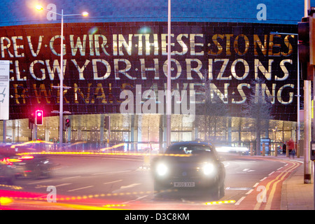 Wales Millennium Centre facciata di notte con percorsi di traffico in primo piano la Baia di Cardiff South Wales UK Foto Stock