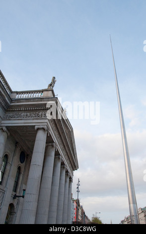 Il GPO giustapposto al Millenium guglia a O'Connell Street a Dublino Foto Stock