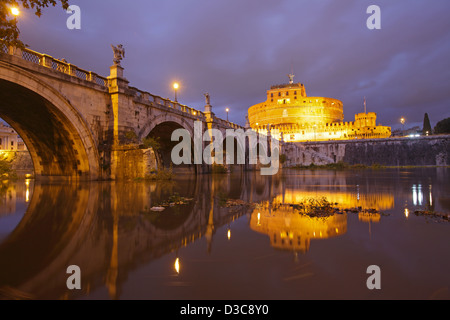 Castel Sant'Angelo (Mausoleo di Adriano), che si riflette nel fiume Tevere, Roma, Italia Foto Stock