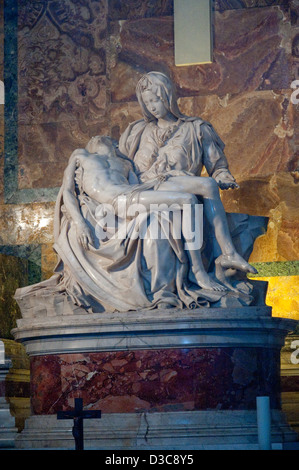 Michelangelo la pietà nella basilica di San Pietro in Vaticano a Roma Foto Stock