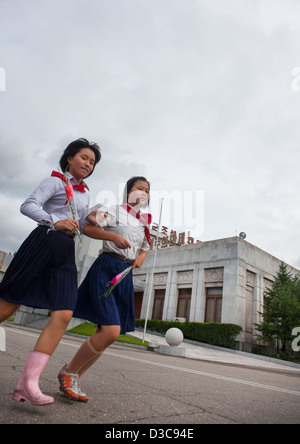 Nord coreano pionieri andando a pagare rispetto al caro leader a Mansudae Art Studio, Pyongyang, Corea del Nord Foto Stock