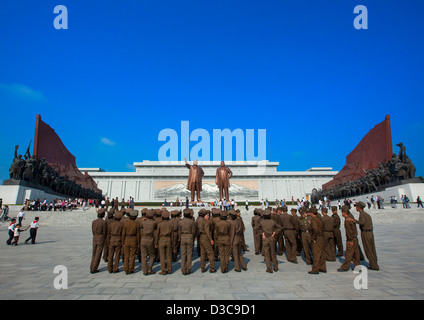 I soldati di pagare il rispetto per le due statue del caro leader in grande monumento di Mansu Hill, Pyongyang, Corea del Nord Foto Stock