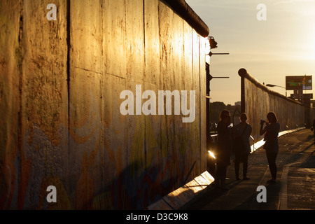 Berlino, Germania, i turisti al tramonto sulla East Side Gallery Foto Stock