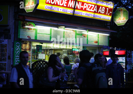 Berlino, Germania, davanti agli ospiti per uno snack mini pizza al gate di Slesia Foto Stock