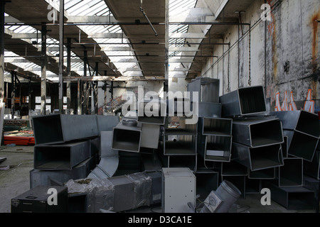 Berlino, Germania, di un magazzino in una fabbrica in rovina Lichtenberg Foto Stock