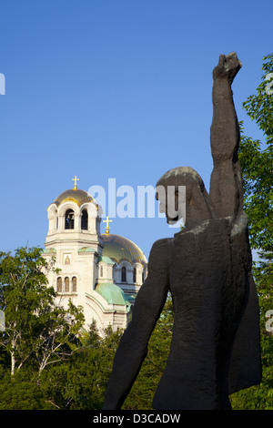 La Bulgaria, l'Europa, Sofia, Oborishte Park, giardino scultura Aleksandur Framing Nevski Memorial Church. Foto Stock