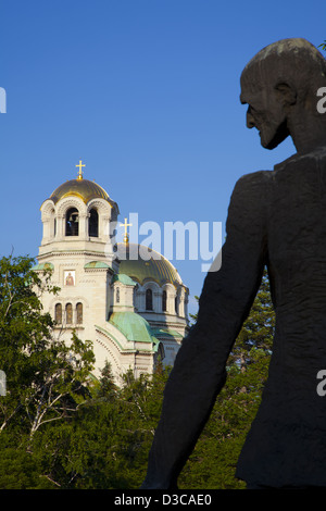 La Bulgaria, l'Europa, Sofia, Oborishte Park, giardino scultura Aleksandur Framing Nevski Memorial Church. Foto Stock