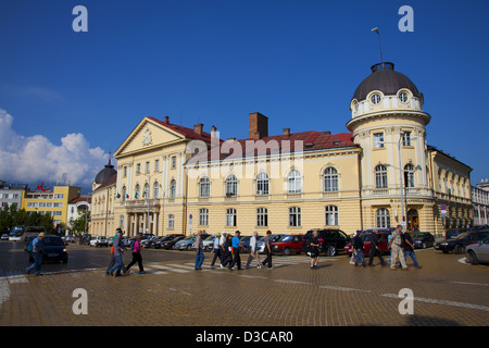 La Bulgaria, l'Europa, Sofia, Ploshtad Assemblea Nazionale Square, il traffico e il neo classico edificio lungo Noemvri Street. Foto Stock