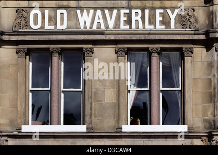 Dettaglio del segno sulla facciata della Old Waverley Hotel su Princes Street nel centro di Edimburgo, Scozia, Regno Unito Foto Stock