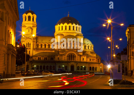 La Bulgaria, l'Europa, Sofia, illuminato Aleksandur Nevski Memorial Church da Ploshtad Assemblea Nazionale Square. Foto Stock