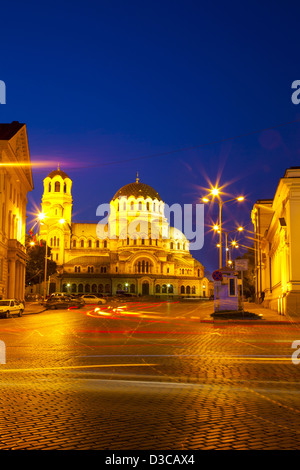 La Bulgaria, l'Europa, Sofia, illuminato Aleksandur Nevski Memorial Church da Ploshtad Assemblea Nazionale Square. Foto Stock