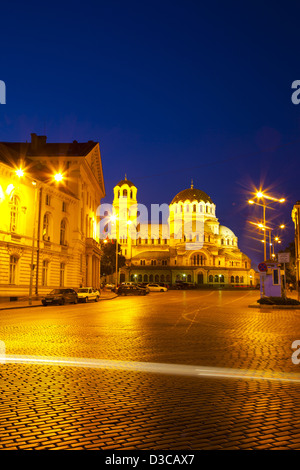 La Bulgaria, l'Europa, Sofia, illuminato Aleksandur Nevski Memorial Church da Ploshtad Assemblea Nazionale Square. Foto Stock