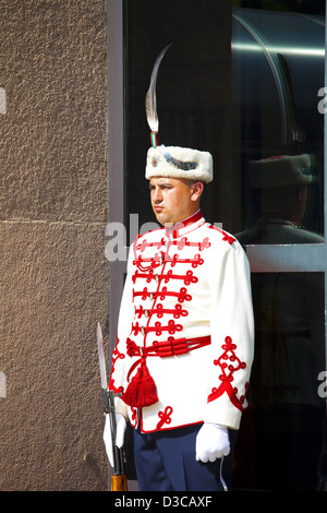 La Bulgaria, l'Europa, Sofia, Ploshtad Nezavisimost Place, Presidenza, Ufficio del Presidente bulgaro, Guardia. Foto Stock